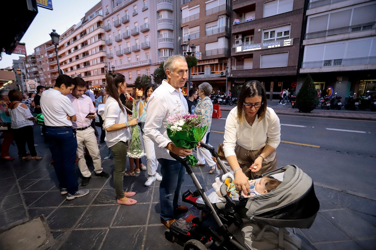 Miles de granadinos se reúnen en la Carrera para llenar de color la Basílica de las Angustias 