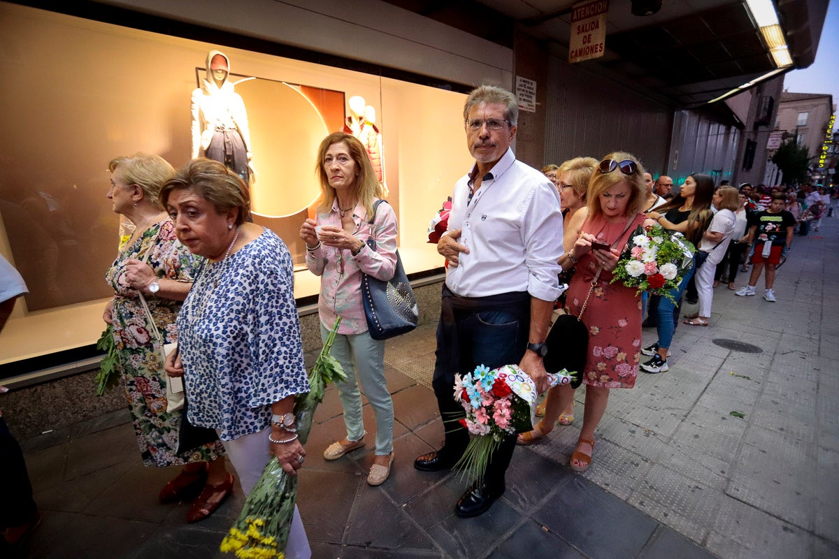 Miles de granadinos se reúnen en la Carrera para llenar de color la Basílica de las Angustias 