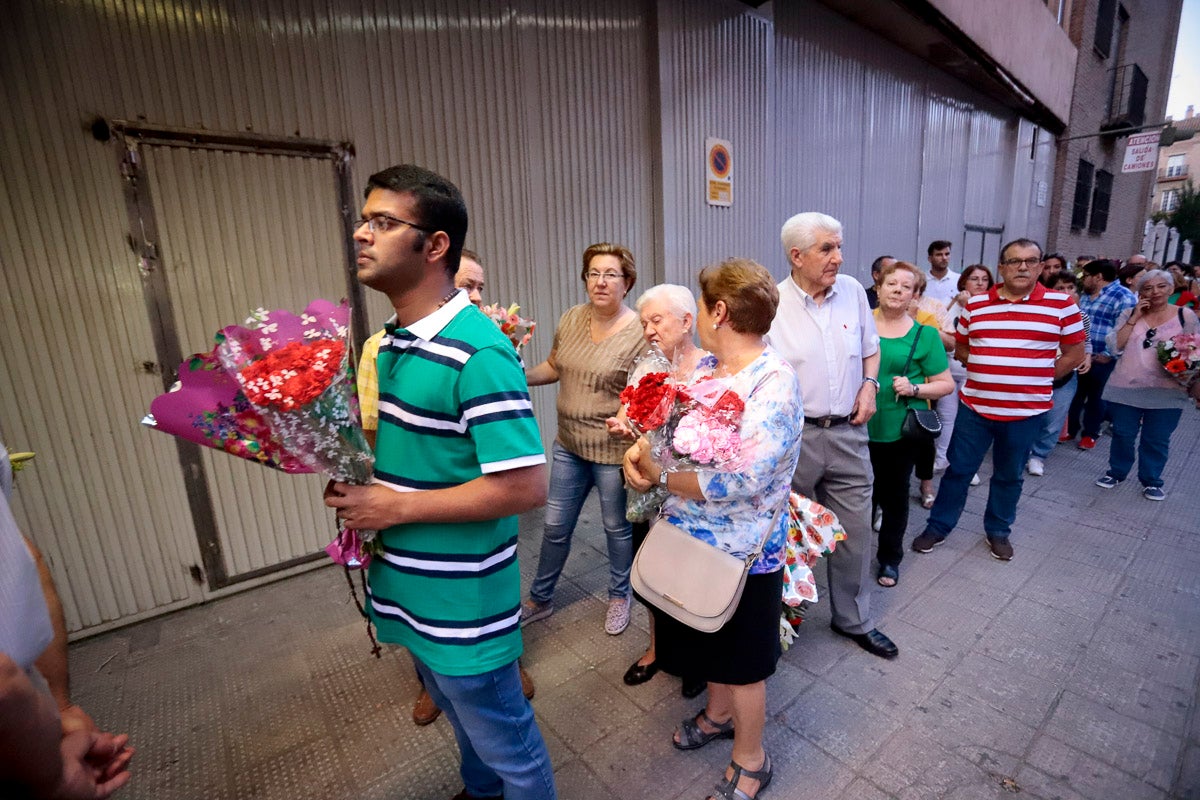 Miles de granadinos se reúnen en la Carrera para llenar de color la Basílica de las Angustias 