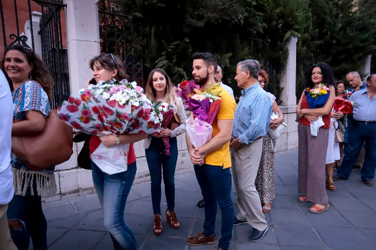 Miles de granadinos se reúnen en la Carrera para llenar de color la Basílica de las Angustias 