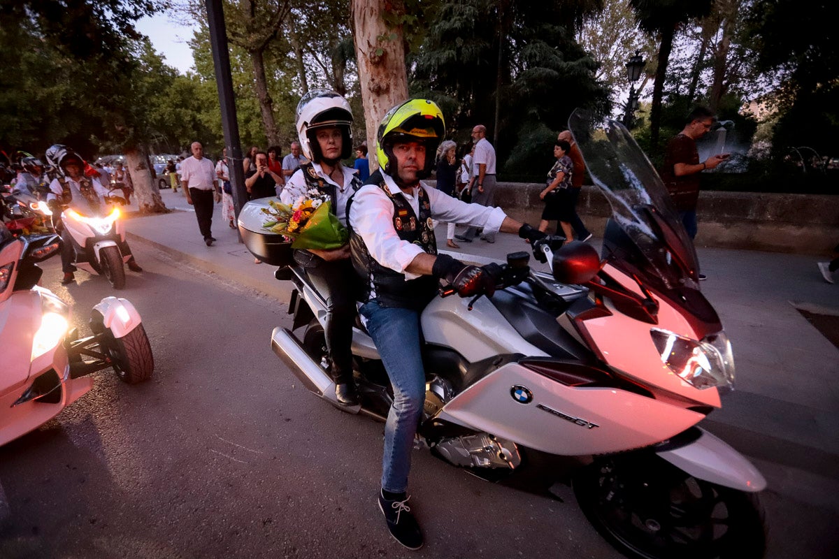 Miles de granadinos se reúnen en la Carrera para llenar de color la Basílica de las Angustias 