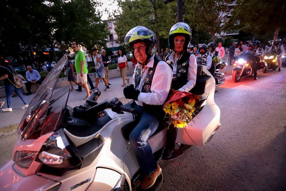 Miles de granadinos se reúnen en la Carrera para llenar de color la Basílica de las Angustias 