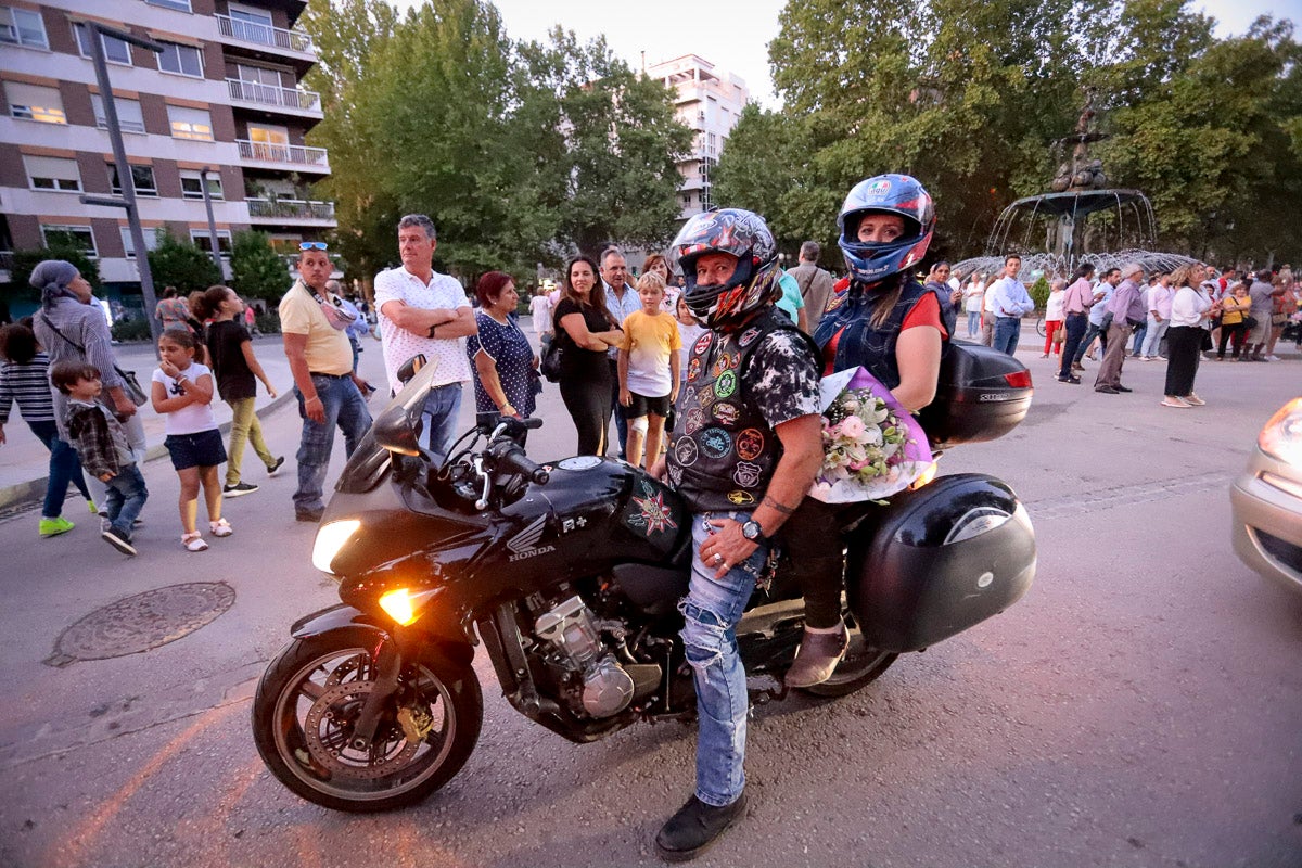 Miles de granadinos se reúnen en la Carrera para llenar de color la Basílica de las Angustias 