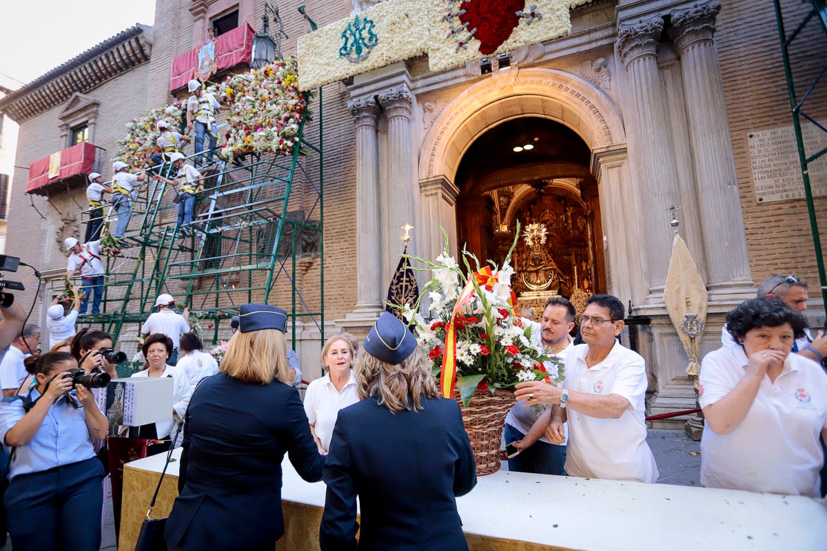 Miles de granadinos se reúnen en la Carrera para llenar de color la Basílica de las Angustias 