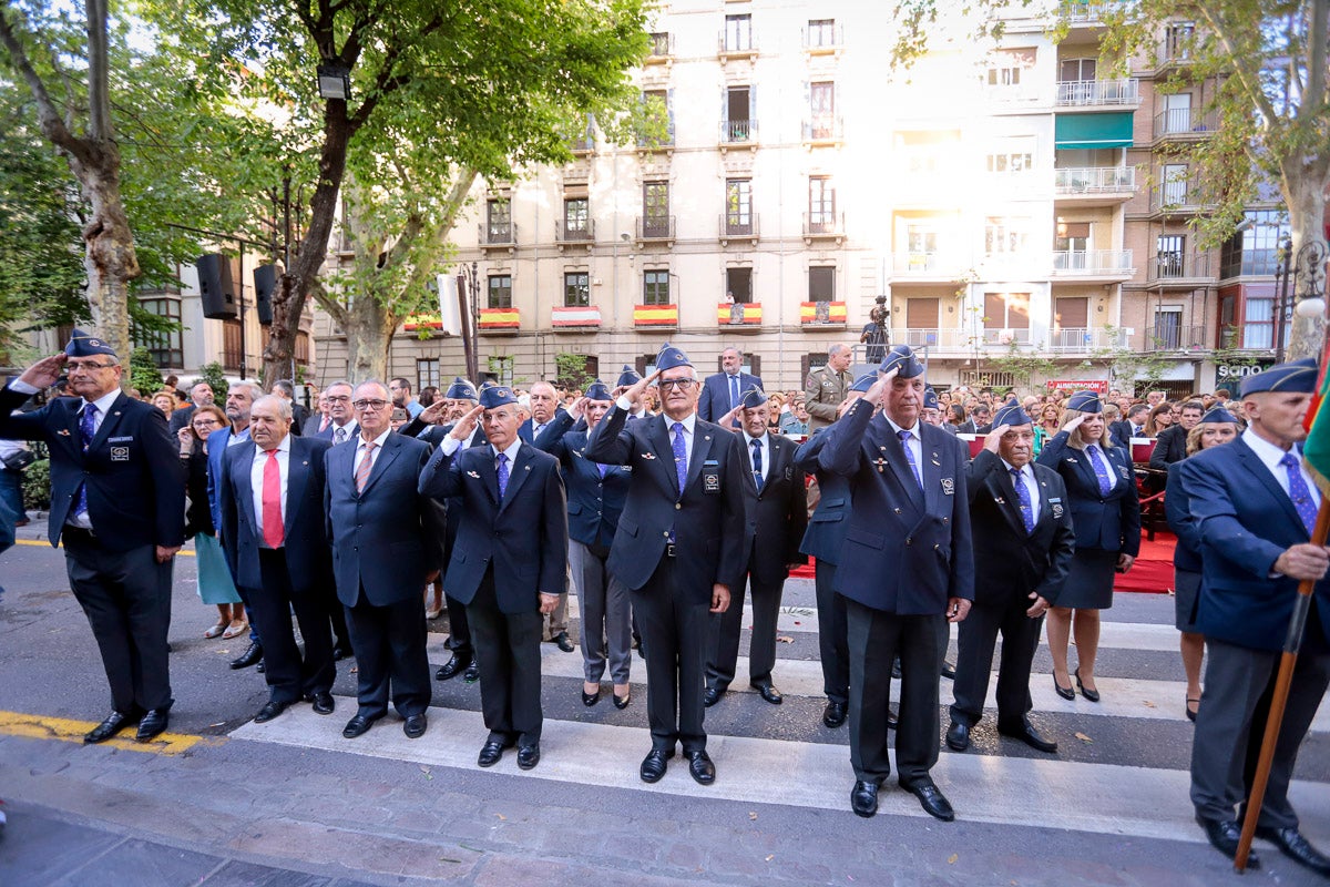 Miles de granadinos se reúnen en la Carrera para llenar de color la Basílica de las Angustias 