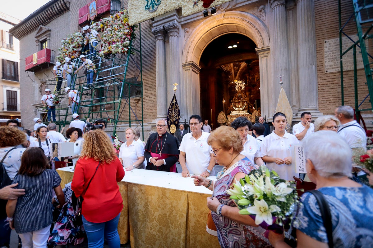 Miles de granadinos se reúnen en la Carrera para llenar de color la Basílica de las Angustias 