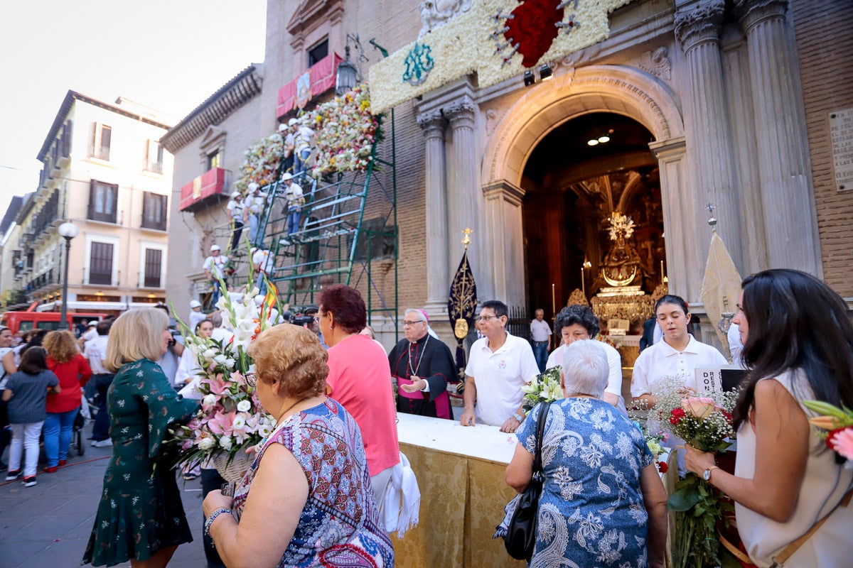 Miles de granadinos se reúnen en la Carrera para llenar de color la Basílica de las Angustias 