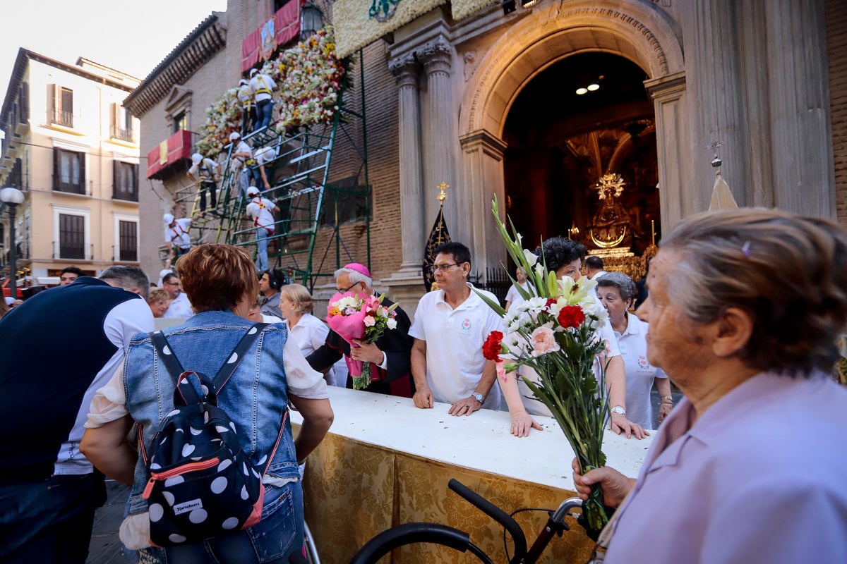 Miles de granadinos se reúnen en la Carrera para llenar de color la Basílica de las Angustias 