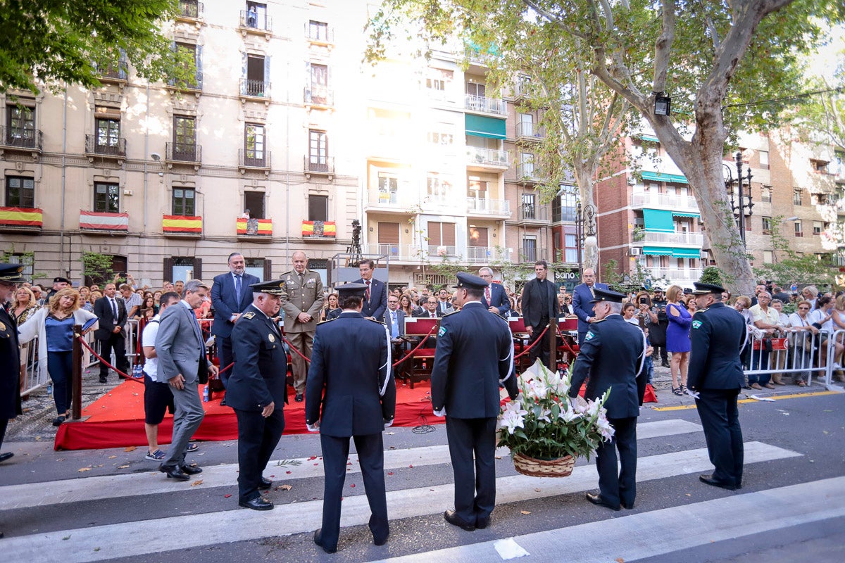 Miles de granadinos se reúnen en la Carrera para llenar de color la Basílica de las Angustias 