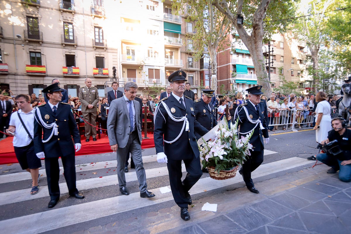 Miles de granadinos se reúnen en la Carrera para llenar de color la Basílica de las Angustias 