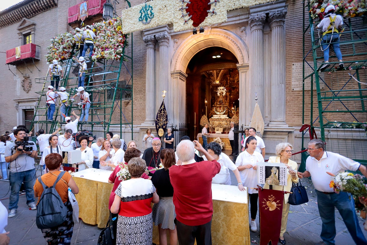 Miles de granadinos se reúnen en la Carrera para llenar de color la Basílica de las Angustias 