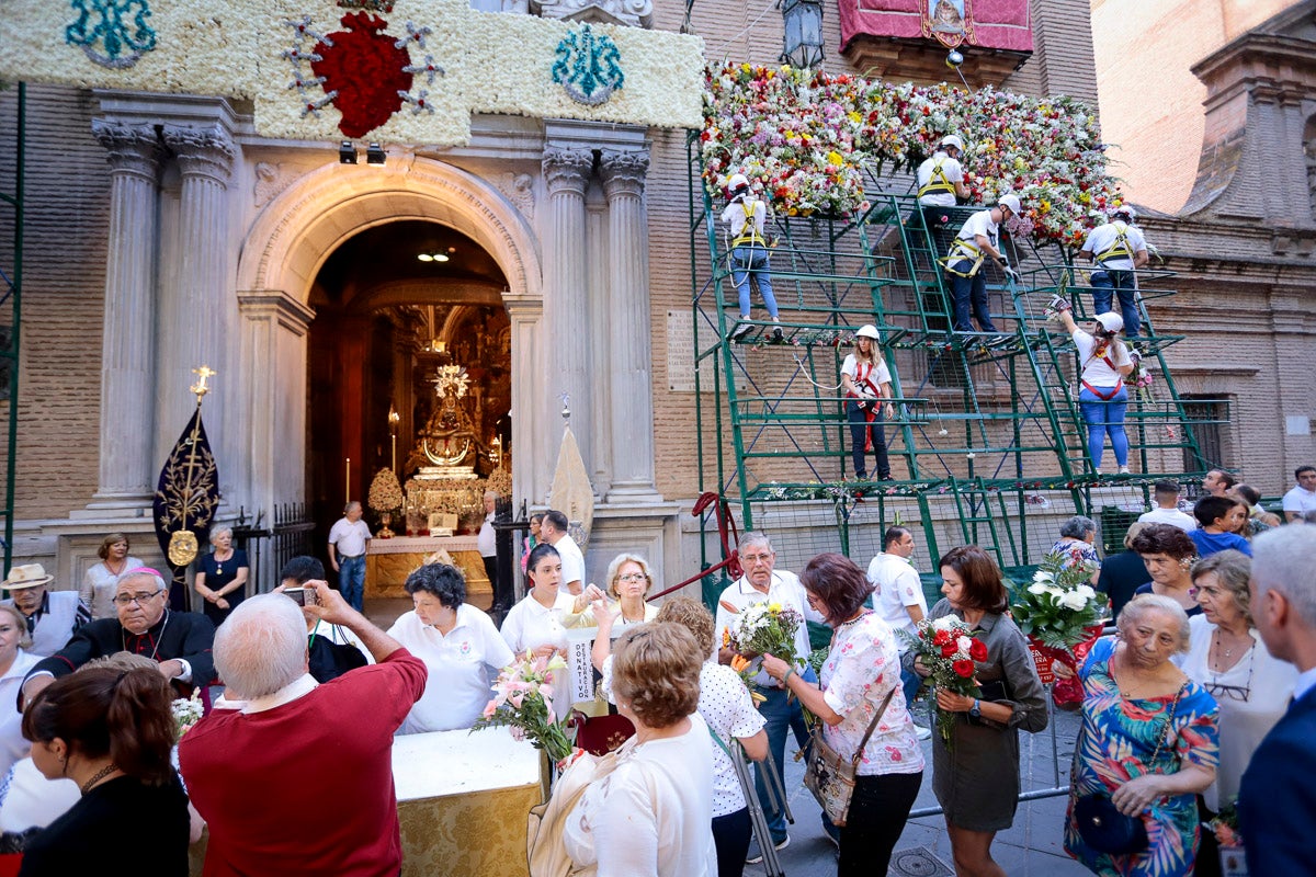 Miles de granadinos se reúnen en la Carrera para llenar de color la Basílica de las Angustias 