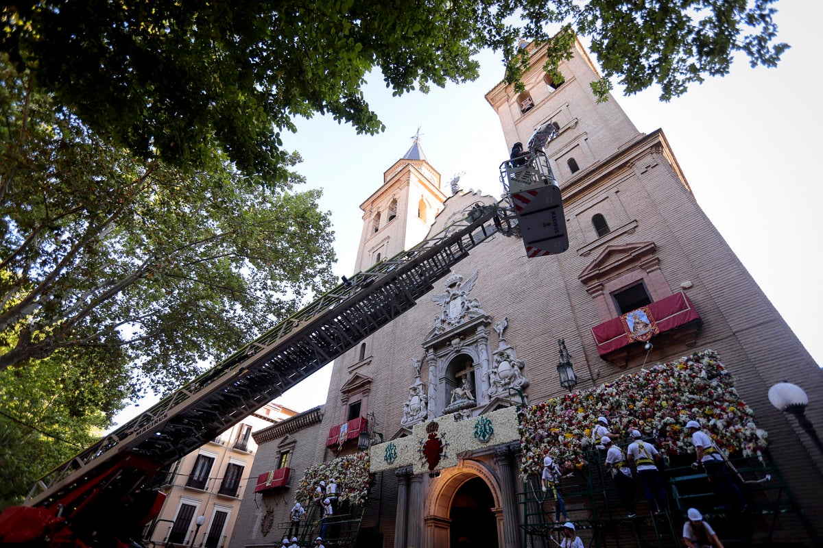 Miles de granadinos se reúnen en la Carrera para llenar de color la Basílica de las Angustias 