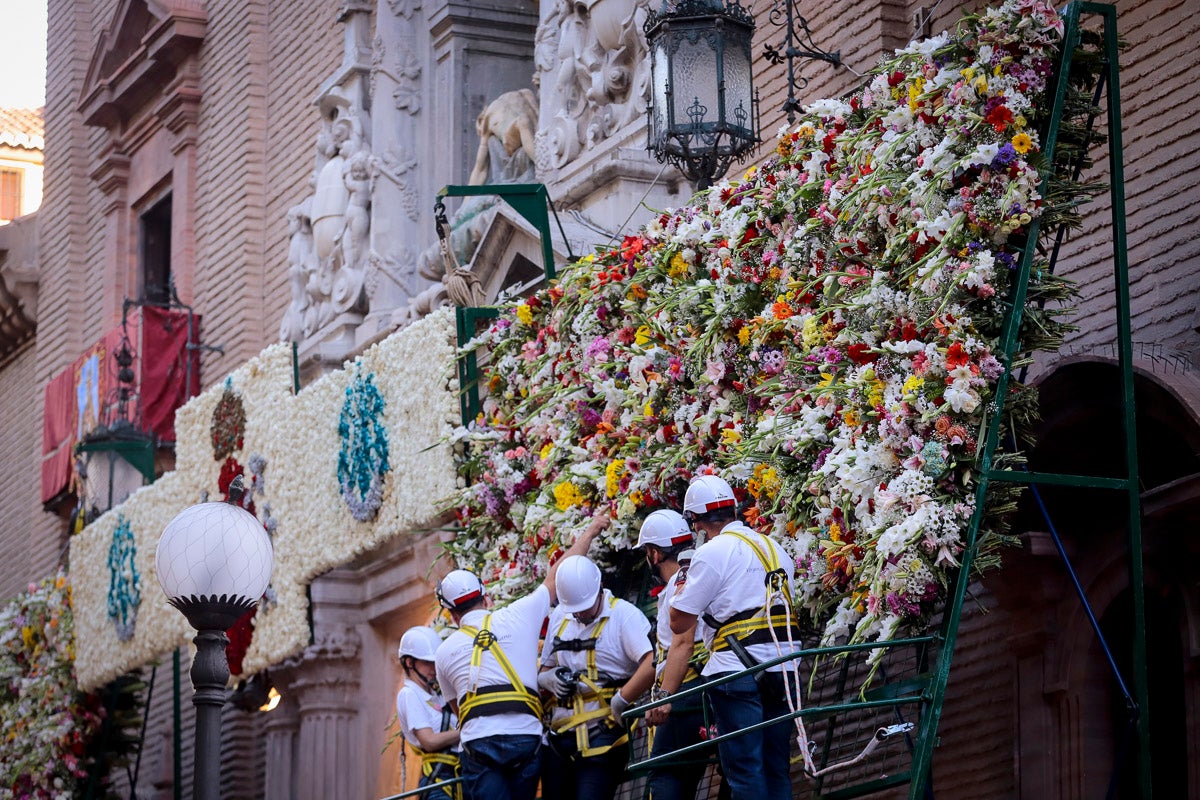 Miles de granadinos se reúnen en la Carrera para llenar de color la Basílica de las Angustias 