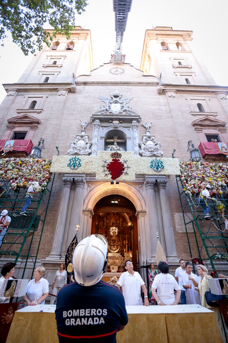 Miles de granadinos se reúnen en la Carrera para llenar de color la Basílica de las Angustias 