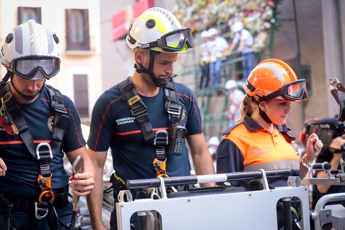 Miles de granadinos se reúnen en la Carrera para llenar de color la Basílica de las Angustias 