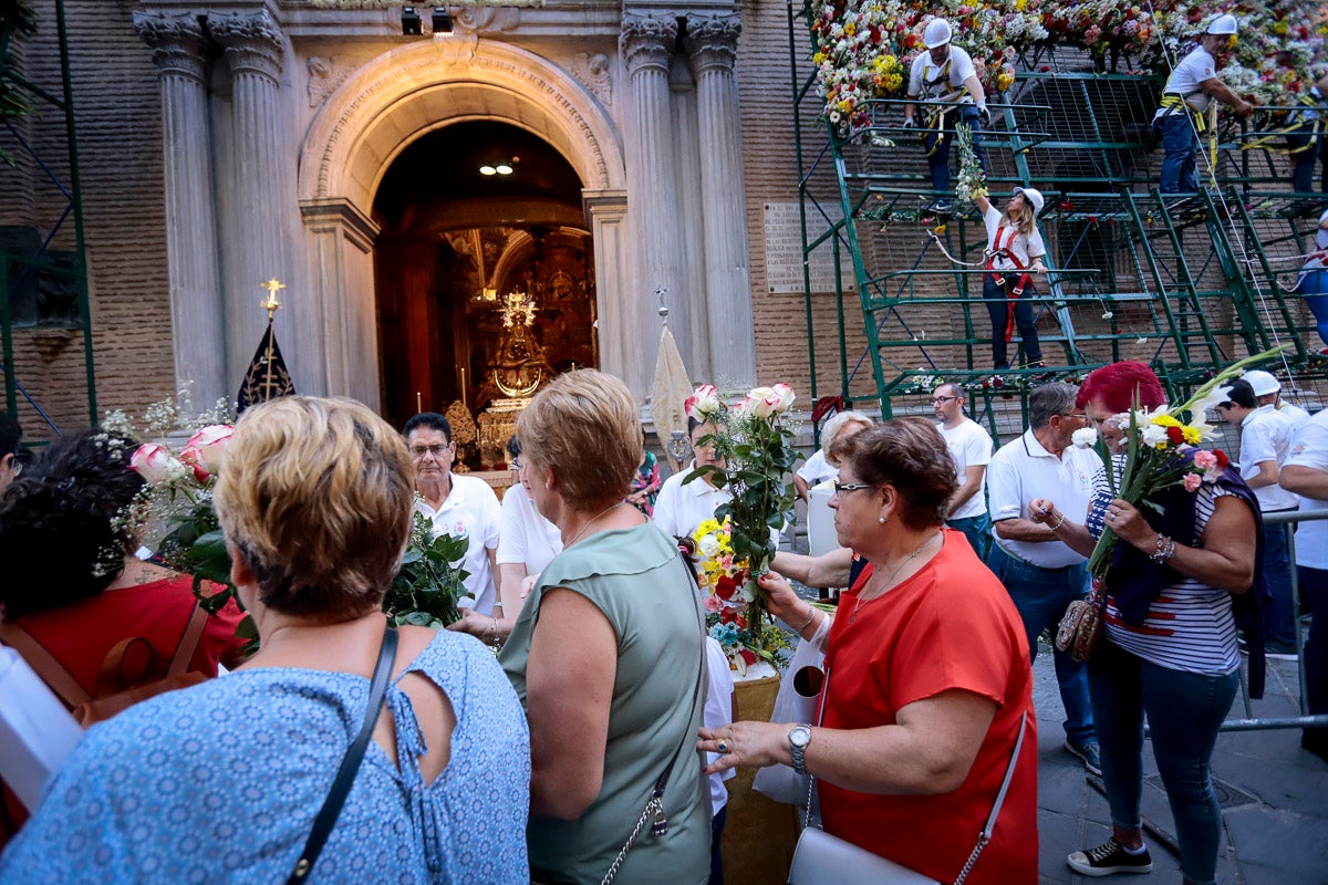 Miles de granadinos se reúnen en la Carrera para llenar de color la Basílica de las Angustias 