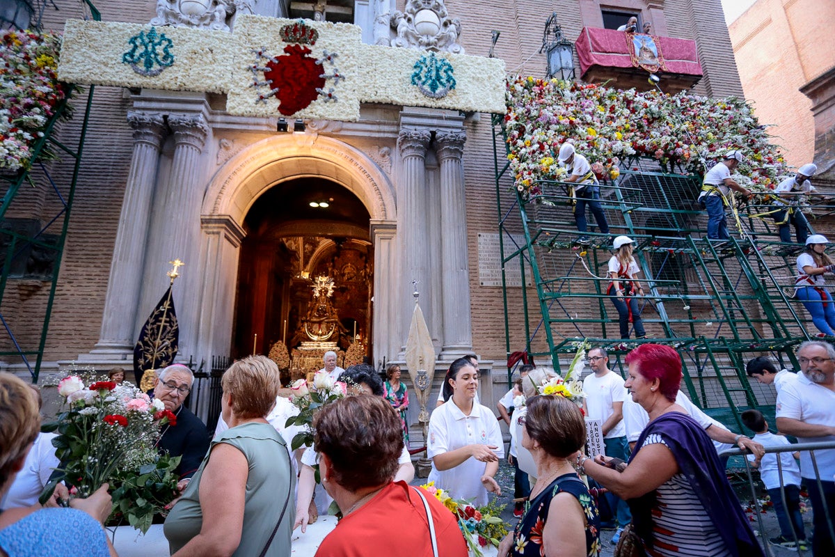 Miles de granadinos se reúnen en la Carrera para llenar de color la Basílica de las Angustias 