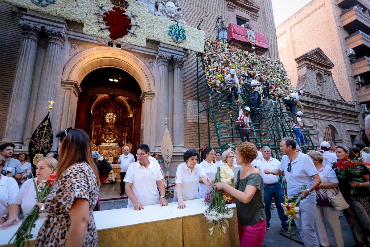 Miles de granadinos se reúnen en la Carrera para llenar de color la Basílica de las Angustias 