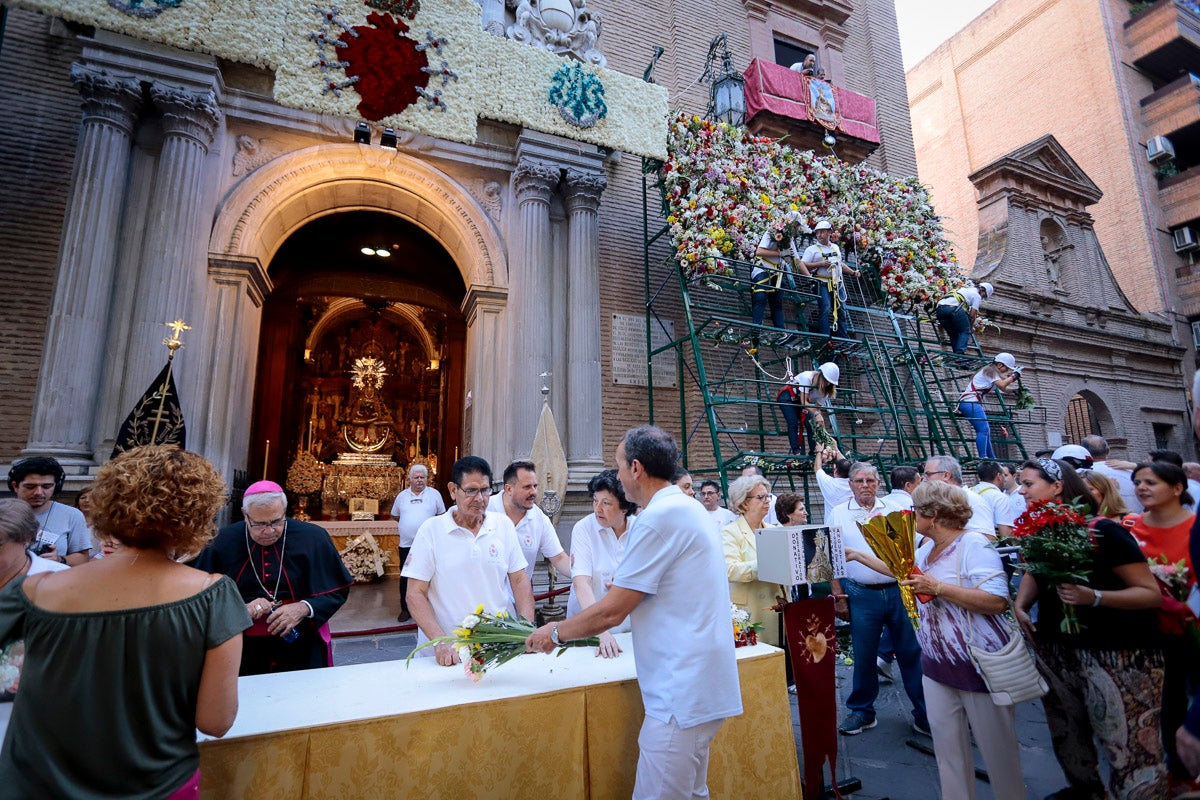 Miles de granadinos se reúnen en la Carrera para llenar de color la Basílica de las Angustias 