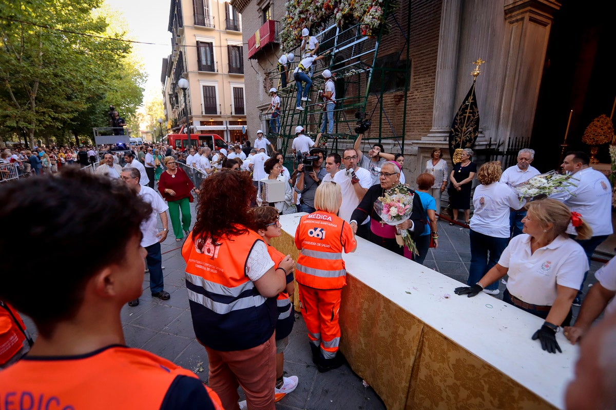 Miles de granadinos se reúnen en la Carrera para llenar de color la Basílica de las Angustias 