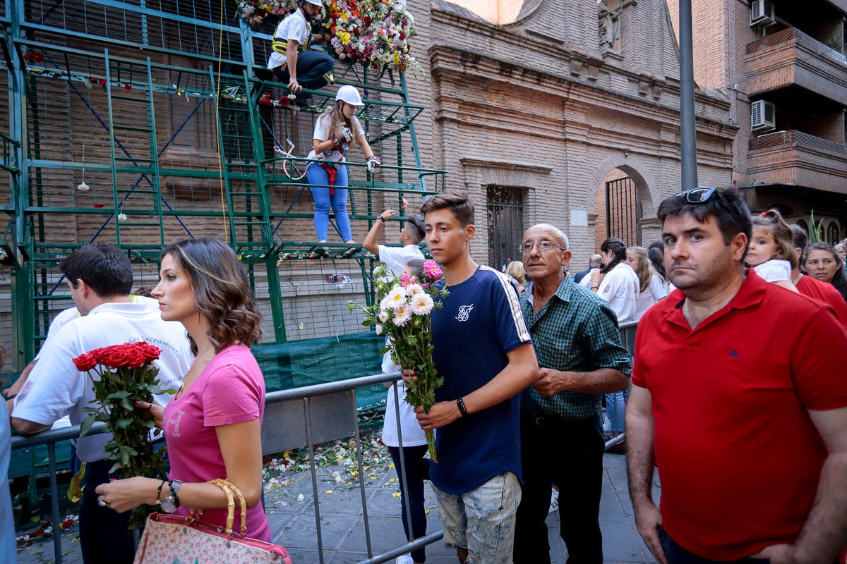 Miles de granadinos se reúnen en la Carrera para llenar de color la Basílica de las Angustias 