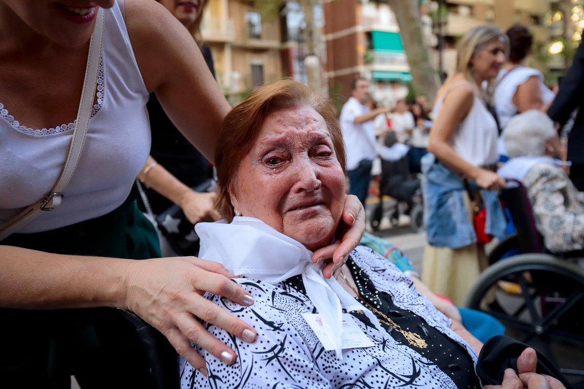 Miles de granadinos se reúnen en la Carrera para llenar de color la Basílica de las Angustias 