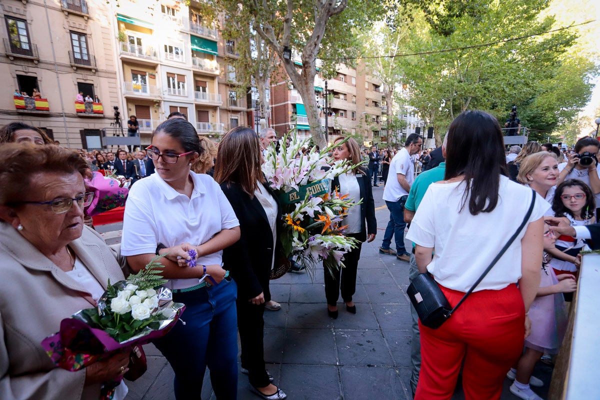 Miles de granadinos se reúnen en la Carrera para llenar de color la Basílica de las Angustias 