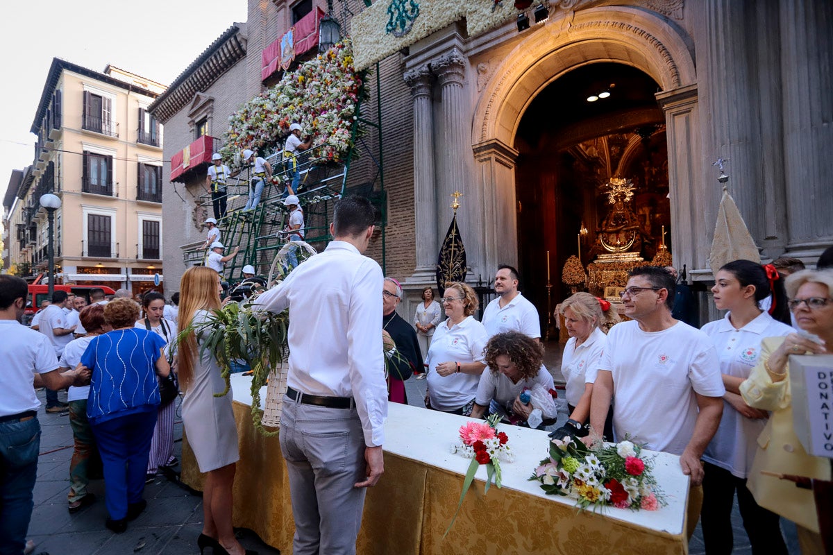 Miles de granadinos se reúnen en la Carrera para llenar de color la Basílica de las Angustias 