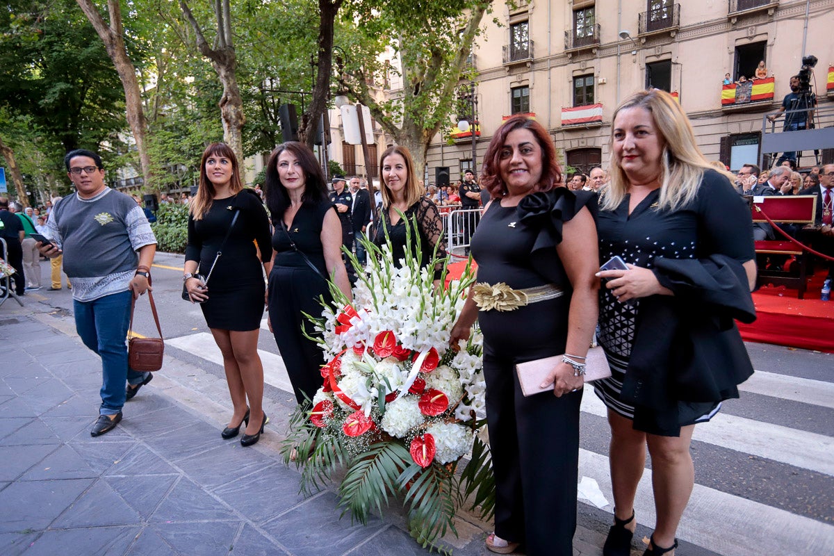 Miles de granadinos se reúnen en la Carrera para llenar de color la Basílica de las Angustias 