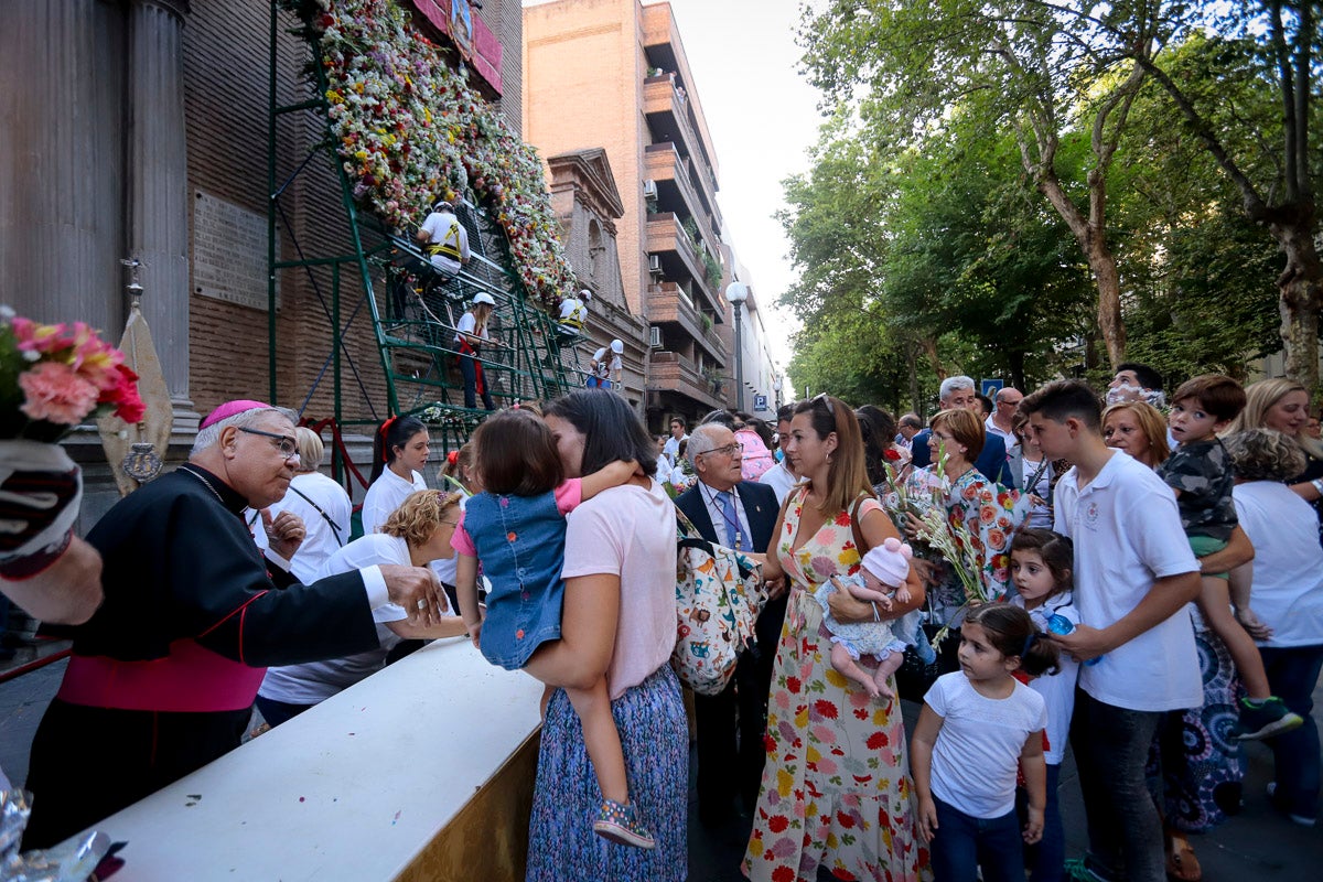 Miles de granadinos se reúnen en la Carrera para llenar de color la Basílica de las Angustias 