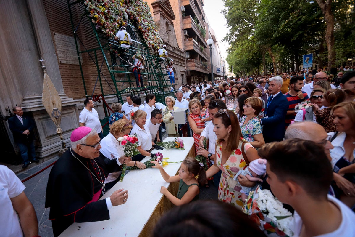 Miles de granadinos se reúnen en la Carrera para llenar de color la Basílica de las Angustias 