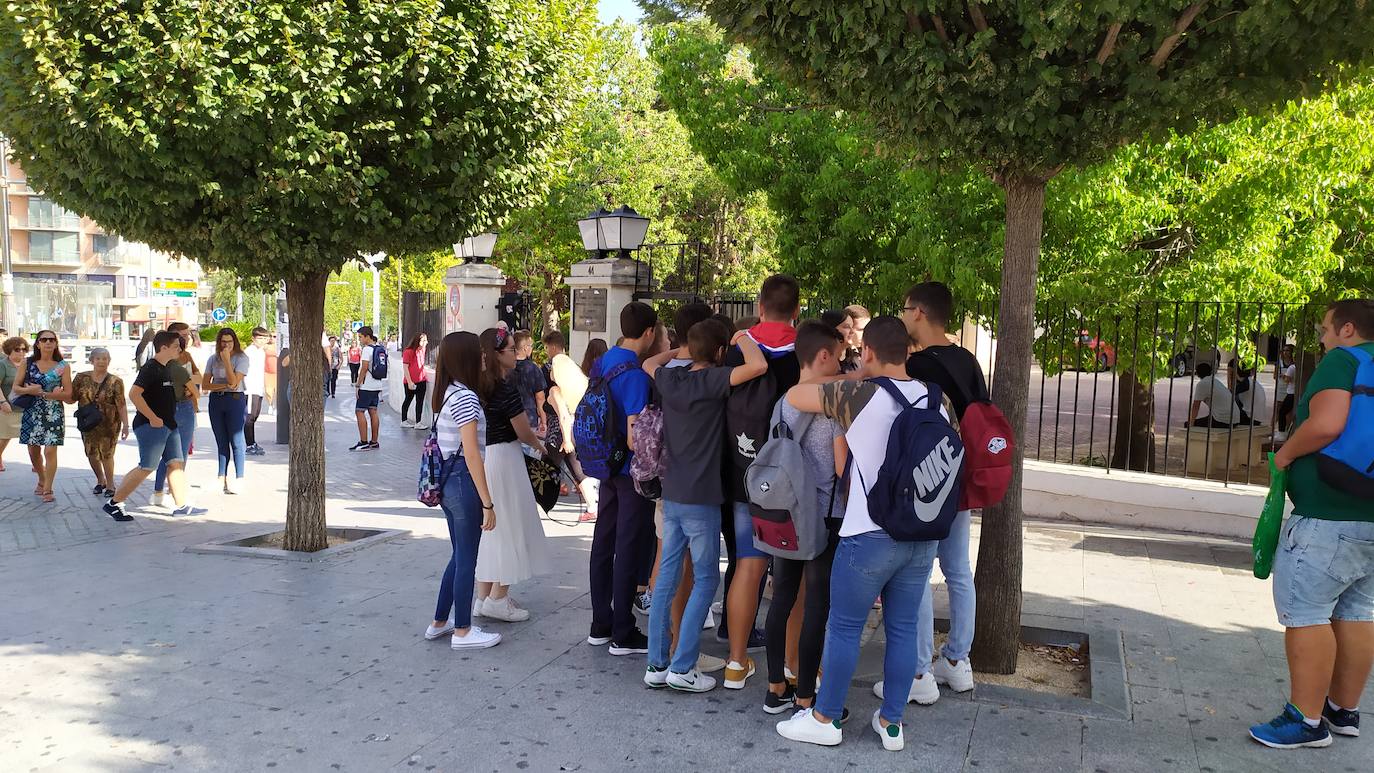 Alumnos haciendo piña a la puerta del centro. 