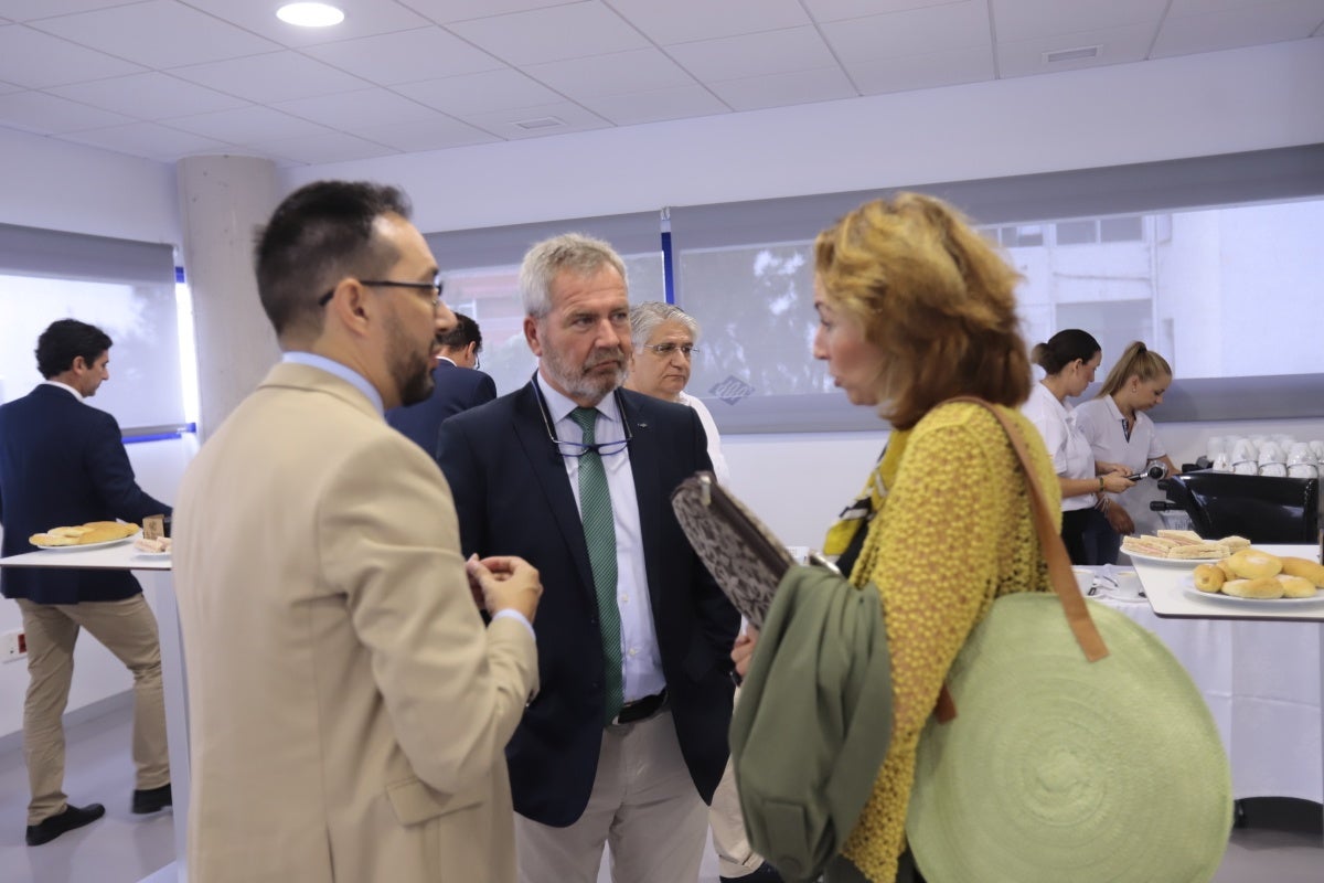 El encuentro, celebrado en el foro de Motril y organizado por IDEAL y la Cámara de Comercio de Motril, ha reunido a diversas personalidades del ámbito político y empresarial provincial
