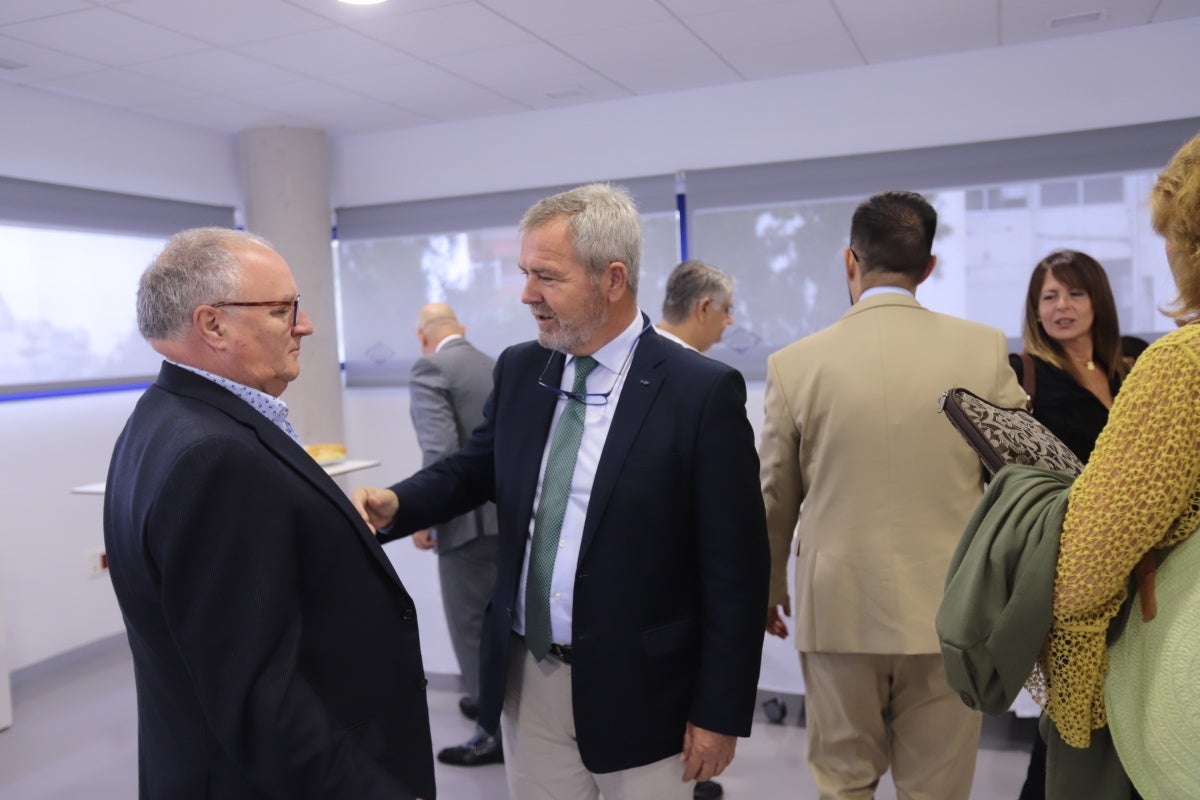 El encuentro, celebrado en el foro de Motril y organizado por IDEAL y la Cámara de Comercio de Motril, ha reunido a diversas personalidades del ámbito político y empresarial provincial