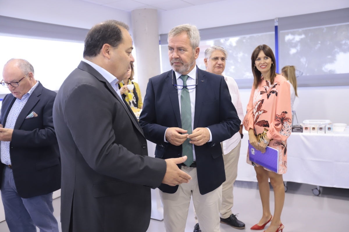El encuentro, celebrado en el foro de Motril y organizado por IDEAL y la Cámara de Comercio de Motril, ha reunido a diversas personalidades del ámbito político y empresarial provincial
