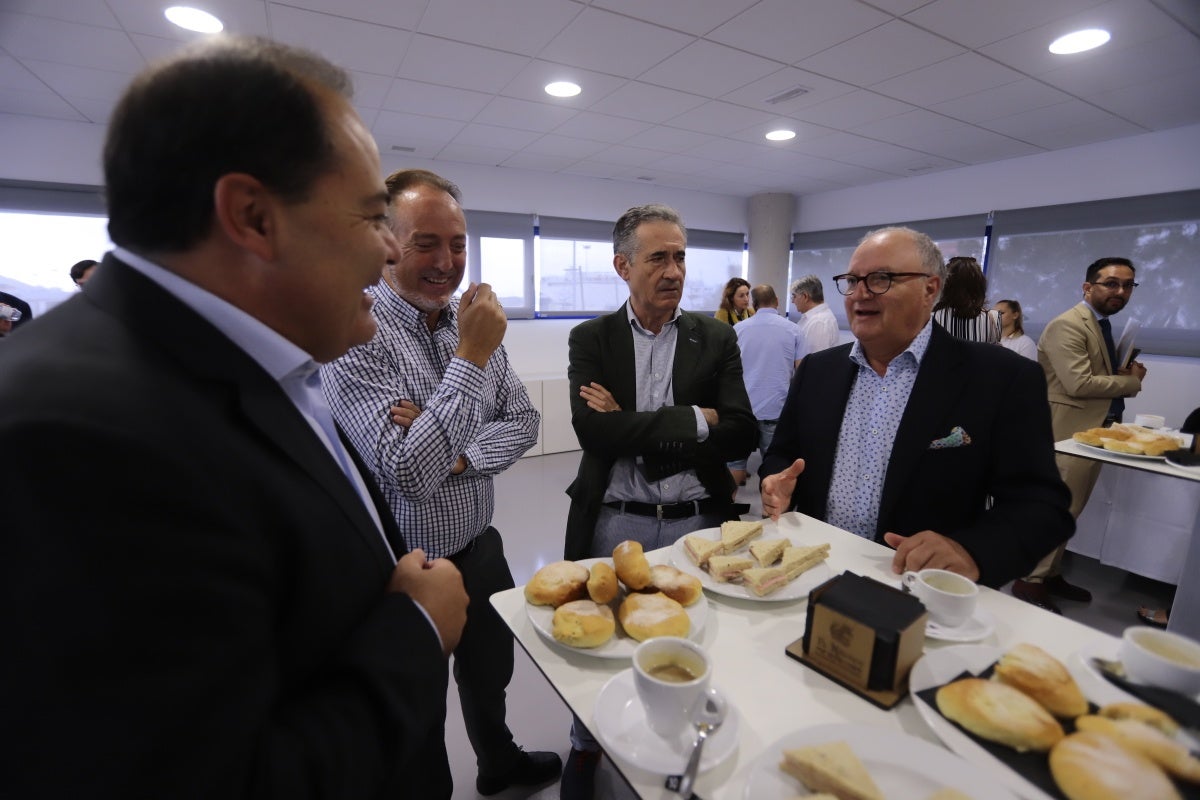 El encuentro, celebrado en el foro de Motril y organizado por IDEAL y la Cámara de Comercio de Motril, ha reunido a diversas personalidades del ámbito político y empresarial provincial