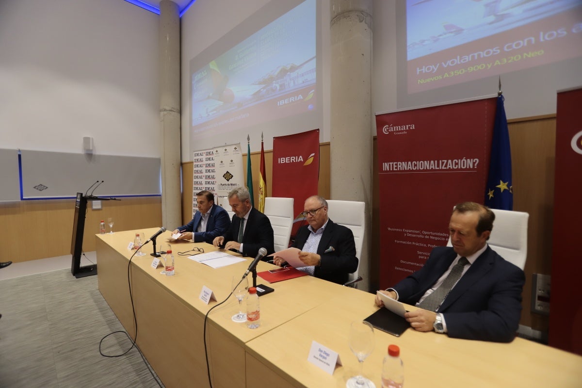 El encuentro, celebrado en el foro de Motril y organizado por IDEAL y la Cámara de Comercio de Motril, ha reunido a diversas personalidades del ámbito político y empresarial provincial