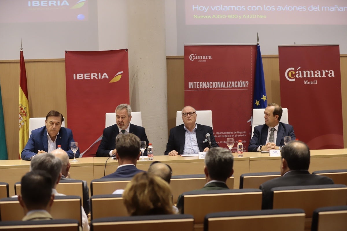 El encuentro, celebrado en el foro de Motril y organizado por IDEAL y la Cámara de Comercio de Motril, ha reunido a diversas personalidades del ámbito político y empresarial provincial