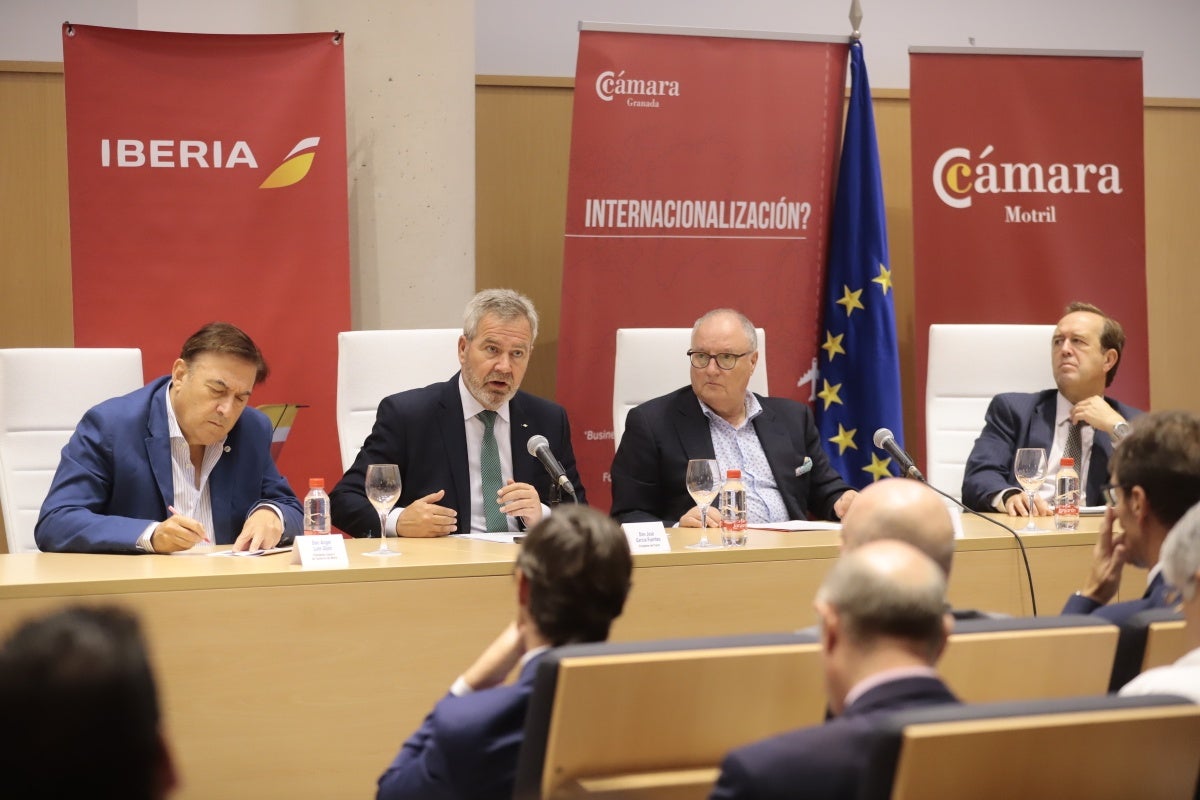 El encuentro, celebrado en el foro de Motril y organizado por IDEAL y la Cámara de Comercio de Motril, ha reunido a diversas personalidades del ámbito político y empresarial provincial