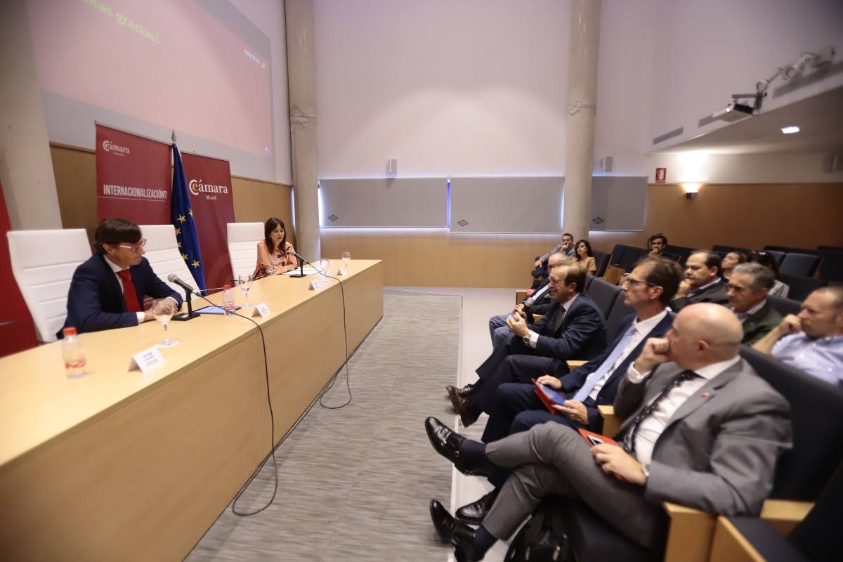 El encuentro, celebrado en el foro de Motril y organizado por IDEAL y la Cámara de Comercio de Motril, ha reunido a diversas personalidades del ámbito político y empresarial provincial