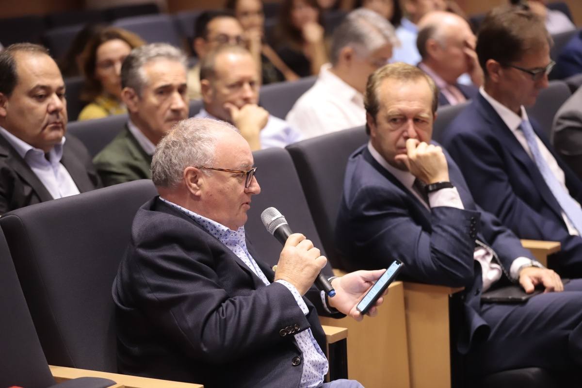 El encuentro, celebrado en el foro de Motril y organizado por IDEAL y la Cámara de Comercio de Motril, ha reunido a diversas personalidades del ámbito político y empresarial provincial