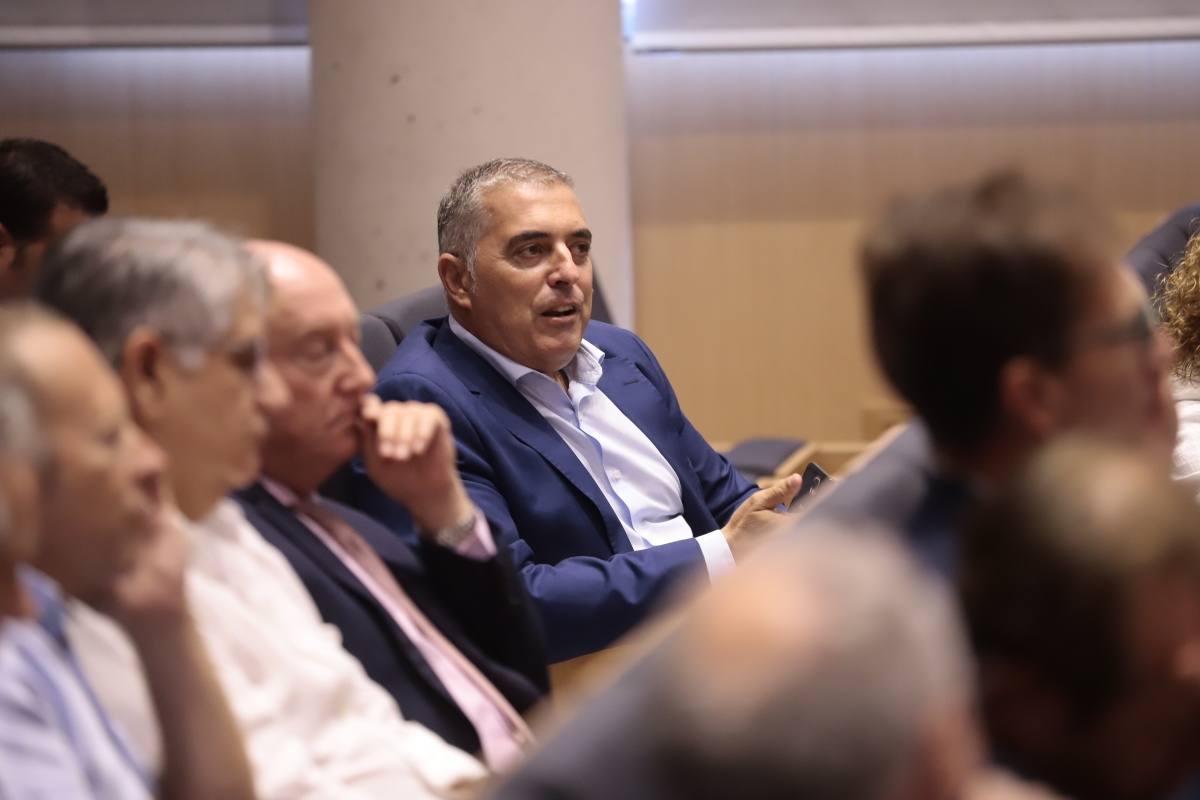 El encuentro, celebrado en el foro de Motril y organizado por IDEAL y la Cámara de Comercio de Motril, ha reunido a diversas personalidades del ámbito político y empresarial provincial