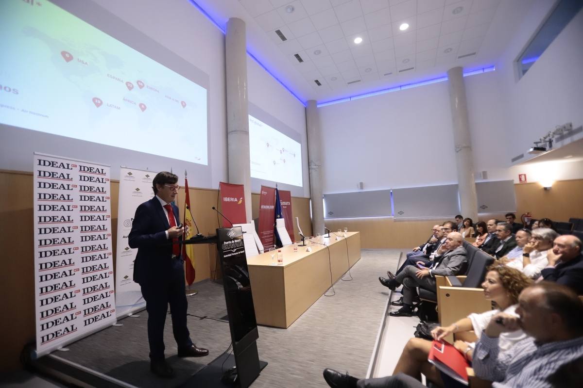 El encuentro, celebrado en el foro de Motril y organizado por IDEAL y la Cámara de Comercio de Motril, ha reunido a diversas personalidades del ámbito político y empresarial provincial