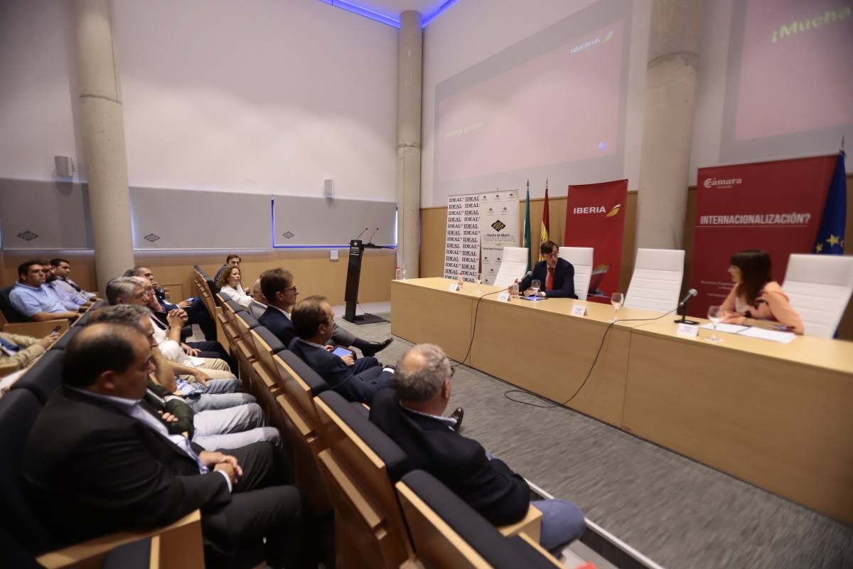 El encuentro, celebrado en el foro de Motril y organizado por IDEAL y la Cámara de Comercio de Motril, ha reunido a diversas personalidades del ámbito político y empresarial provincial