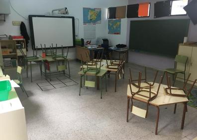 Imagen secundaria 1 - Aulas vacías en el colegio de Bérchules.