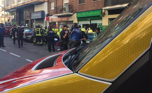 Los servicios de emergencias trabajan en el lugar del suceso. 