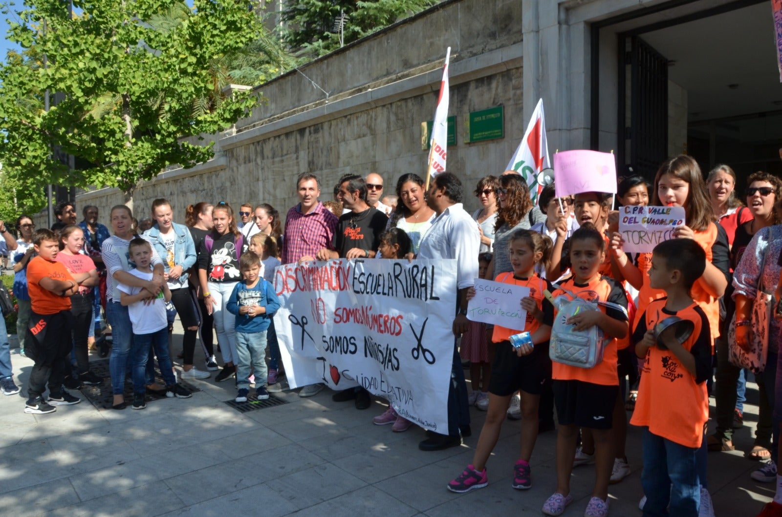 Los alumnos de Bérchules y Torvizcón han comenzado una huelga indefinida por la que no volverán a clase hasta que se solucione esta situación