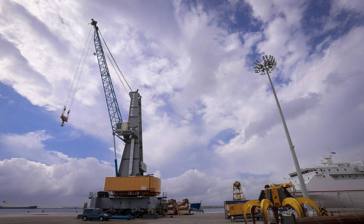 La estructura de hierro ya está instalada en el muelle de las Azucenas