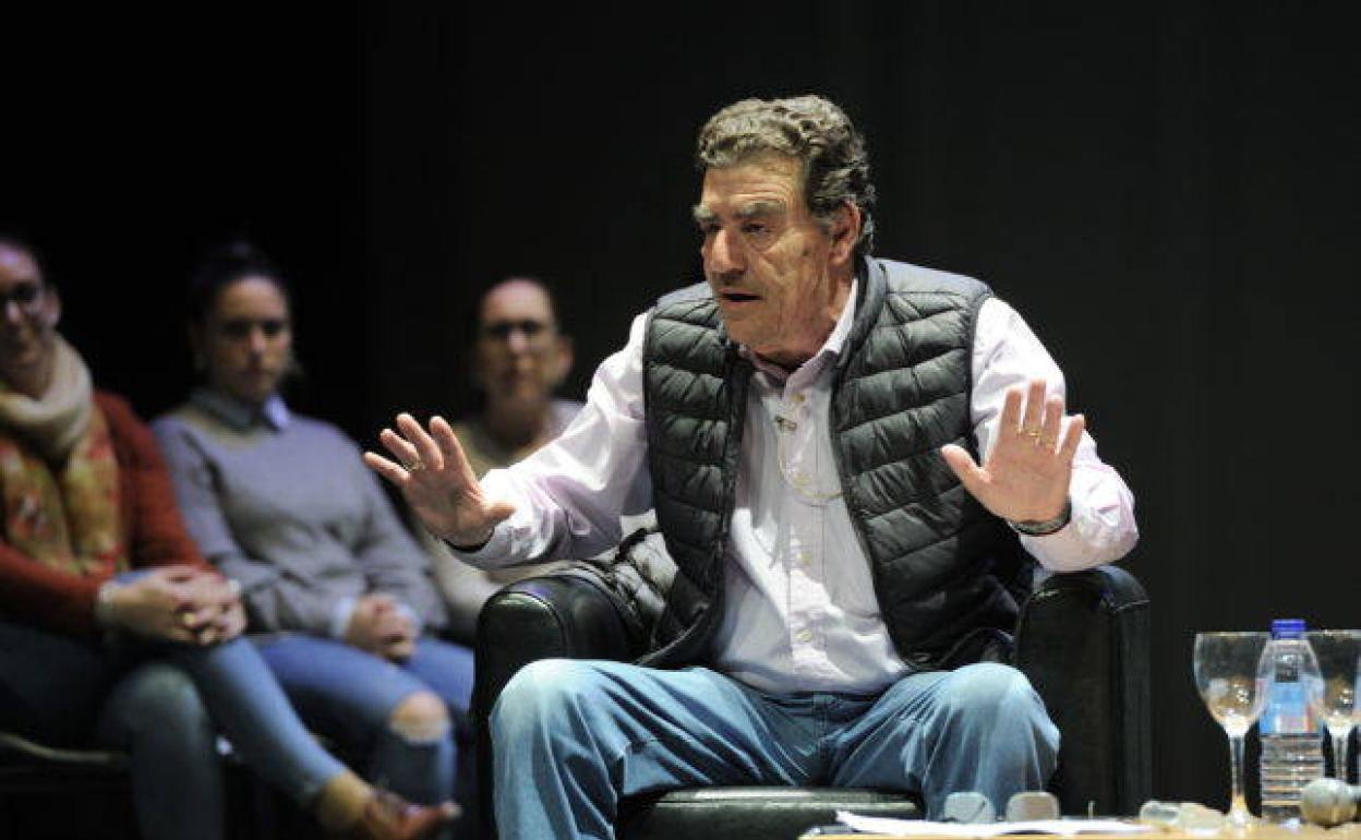 Juez Calatayud: «Como los malos estudiantes, nuestros políticos lo han dejado todo para el final y así nos va»